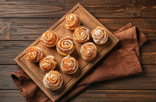 Houten Plank Met Apple Rozen Uit Bladerdeeg Tafel — Stockfoto