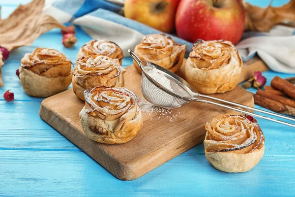 Rose masada elma doldurma ve şeker tozu ile pasta şeklinde