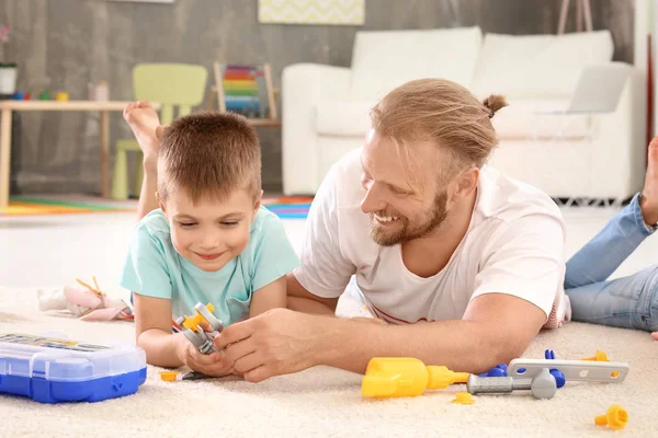 Pai Brincando Com Filho Bonito Casa — Fotografia de Stock