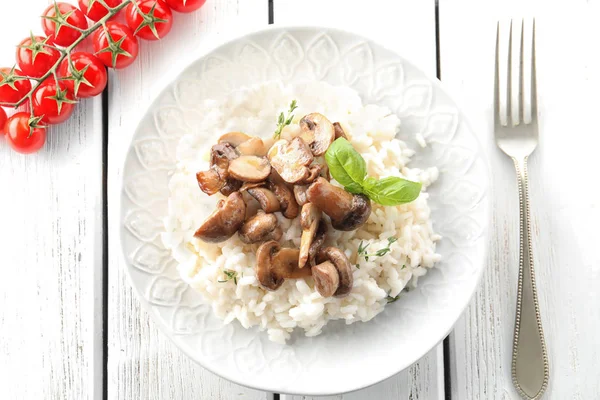 Plaat Met Heerlijke Risotto Champignons Houten Tafel — Stockfoto