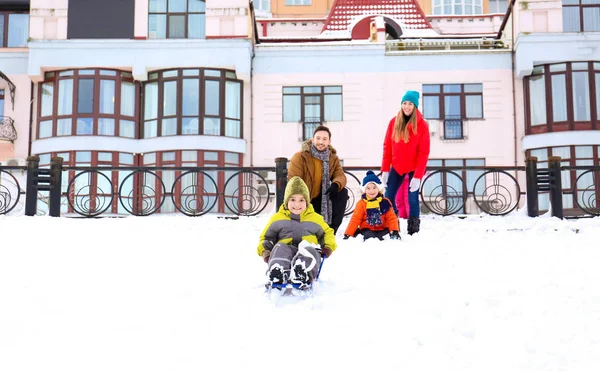 Familienrodeln Verschneiten Park Winterurlaub — Stockfoto