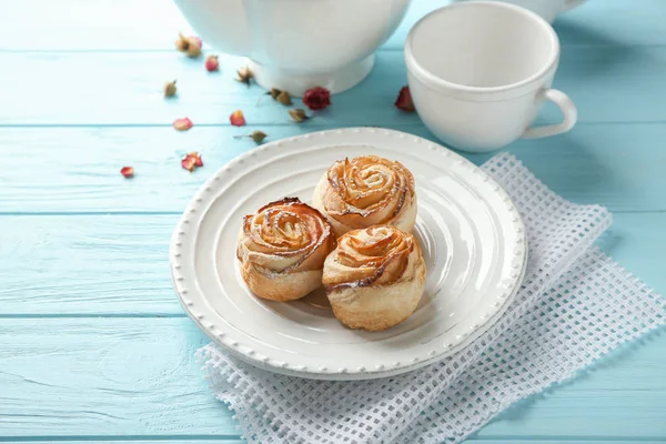 Piatto Con Rose Mela Pasta Sfoglia Tavolo Legno Colori — Foto Stock