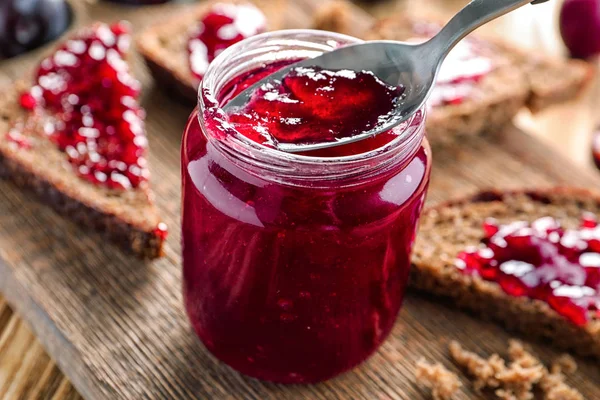 Tarro Vidrio Con Deliciosa Mermelada Ciruela Casera Tablero Cocina Madera —  Fotos de Stock