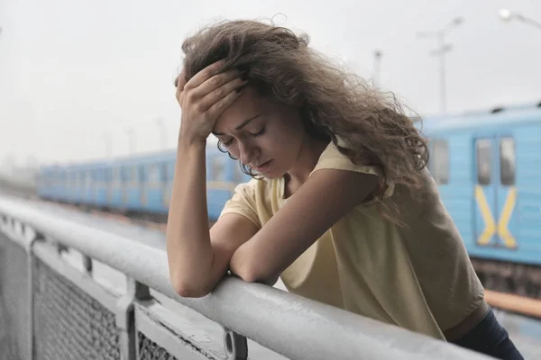Deprimida Jovem Mulher Estação Ferroviária — Fotografia de Stock