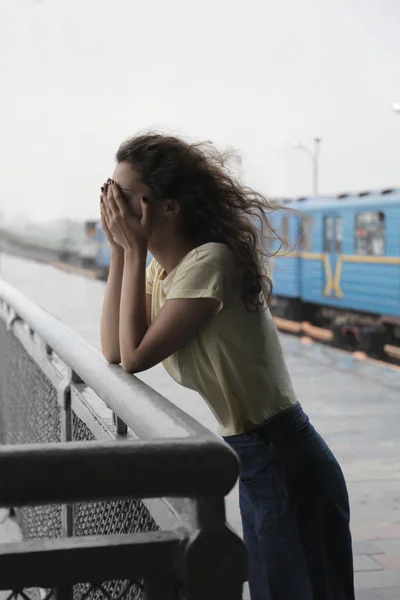 Депрессивная Молодая Женщина Вокзале — стоковое фото