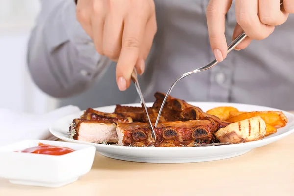Woman Eating Tasty Grilled Ribs Table — Stock Photo, Image