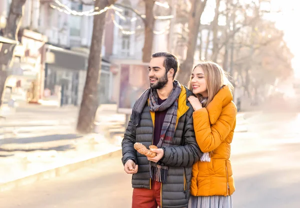 Sokakta yürüyen genç romantik çift