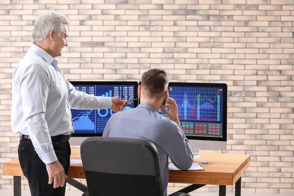 Erkek Broker ofisinde çalışıyor. Finans ticaret kavramı