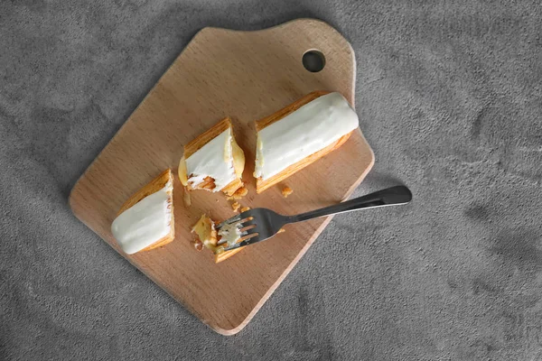 Tasty Cut Eclair Fork Wooden Board — Stock Photo, Image