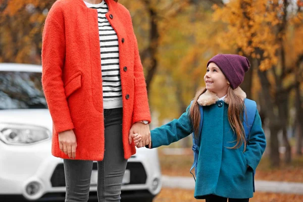 Nettes Kleines Mädchen Geht Mit Ihrer Mutter Zur Schule — Stockfoto