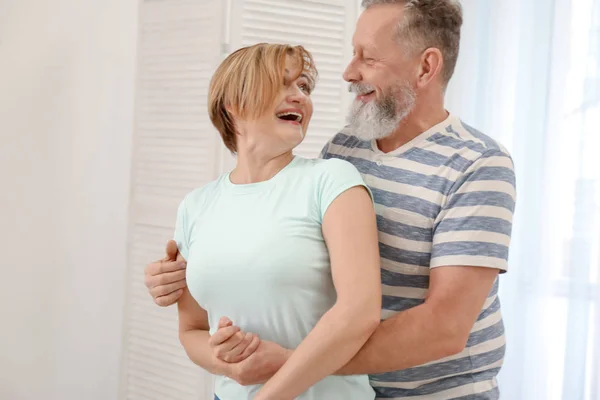 Feliz Pareja Madura Casa — Foto de Stock