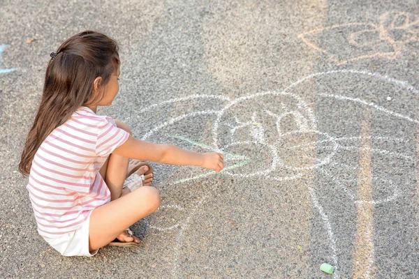 Sevimli Küçük Kız Asfalt Üzerinde Açık Havada Tebeşir Ile Çizim — Stok fotoğraf