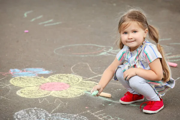 Nettes Kleines Mädchen Zeichnet Mit Kreide Auf Asphalt — Stockfoto