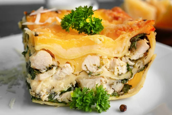 Plaka, closeup lezzetli ıspanaklı lazanya parçası