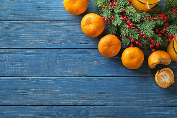 Composición Navideña Con Mandarinas Frescas Sobre Mesa Madera — Foto de Stock