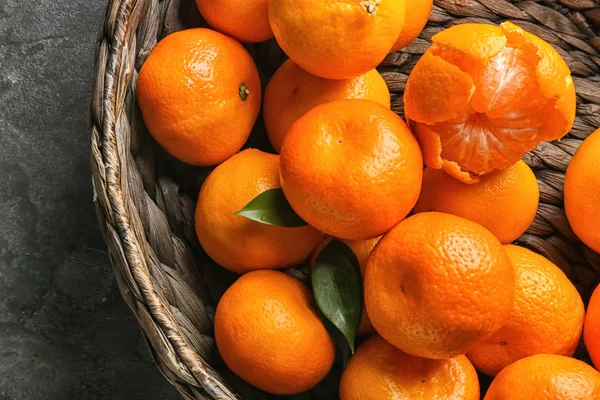 Juicy Tangerines Wicker Basket Closeup — Stock Photo, Image