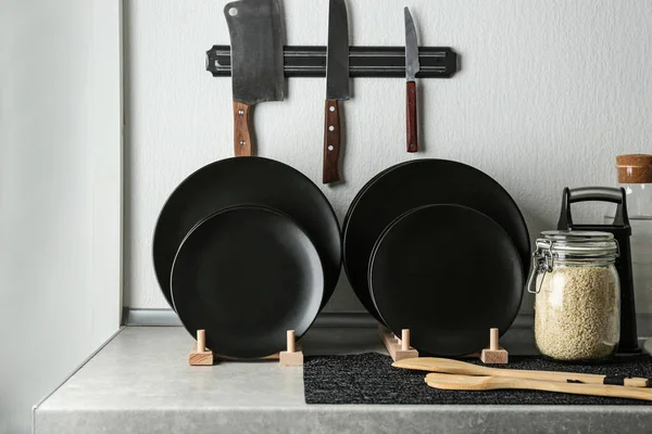 Mutfak masasında set siyah levha ile