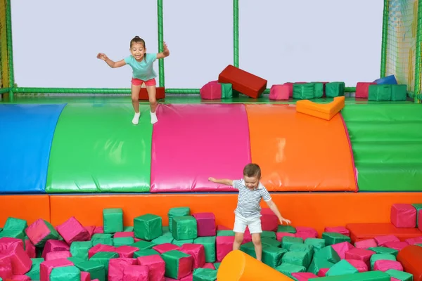 Lindos Niños Jugando Centro Entretenimiento —  Fotos de Stock