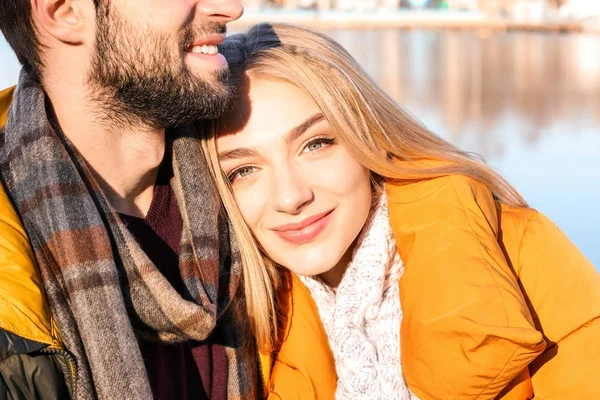 Genç romantik çift açık havada, portre