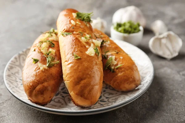 Tallrik Med Läckra Hembakade Vitlöksbröd Bord — Stockfoto