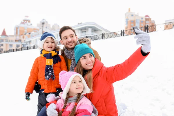 Glückliche Familie Macht Selfie Verschneiten Park Winterurlaub — Stockfoto