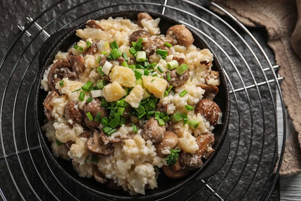 Prato Com Risoto Cogumelos Mesa — Fotografia de Stock