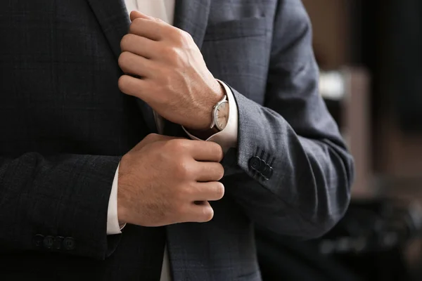 Jovem Terno Elegante Fundo Borrado — Fotografia de Stock