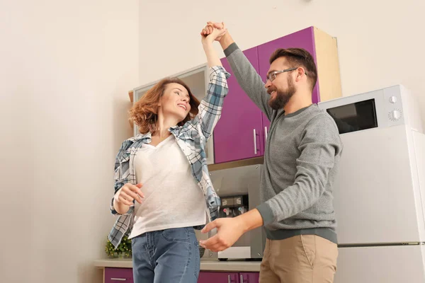 Preciosa Pareja Bailando Juntos Cocina — Foto de Stock