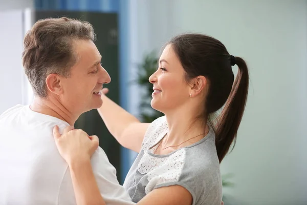 Preciosa Pareja Bailando Juntos Casa — Foto de Stock