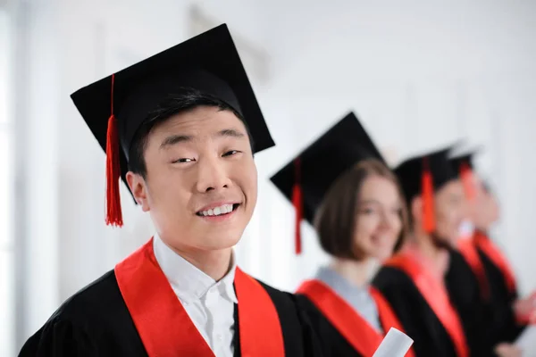 Studentin Bachelor Gewand Drinnen Abschlusstag — Stockfoto