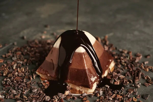 Вкусный Торт Шоколадом Тёмном Фоне — стоковое фото