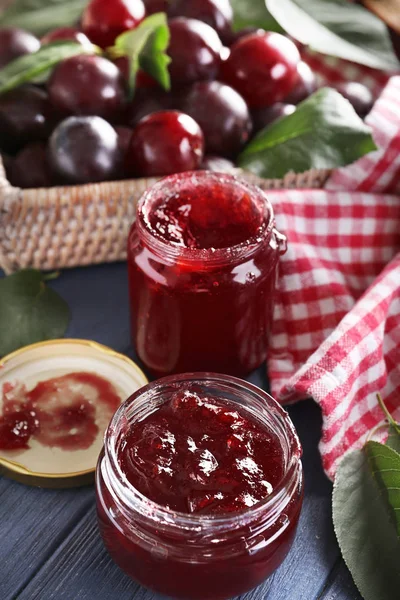 Malé Skleněné Dózy Chutné Švestkové Jam Dřevěný Stůl — Stock fotografie