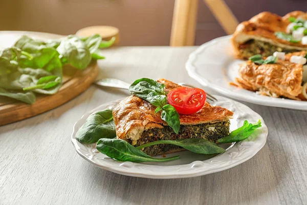 Stukje Van Smakelijke Taart Met Spinazie Tafel — Stockfoto