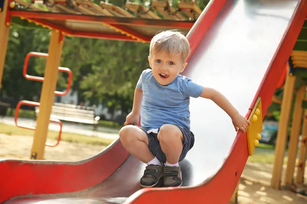 Carino Bambino Nel Parco Giochi Bambini — Foto Stock