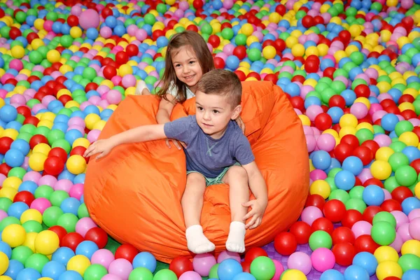 Lindos Niños Jugando Entre Bolas Plástico —  Fotos de Stock