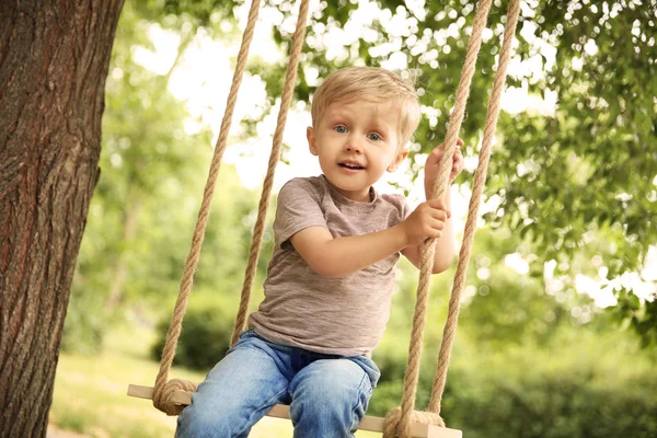 Anak Kecil Yang Lucu Bermain Ayunan Taman — Stok Foto