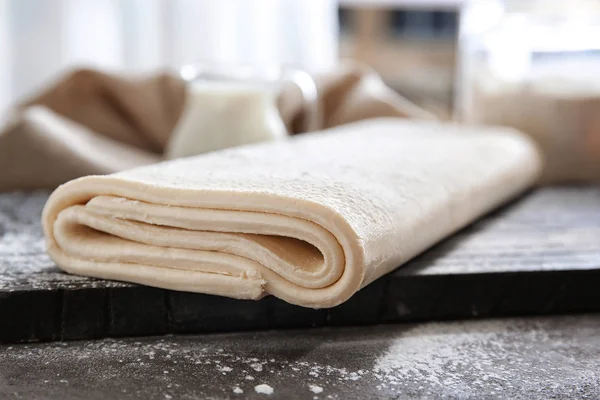 Ahşap tahta masada ham lapa lapa hamur ile