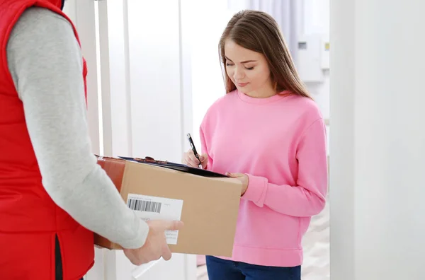 Mujer Firmando Para Entrega Paquetes Puerta —  Fotos de Stock