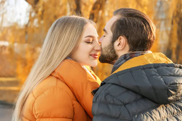 açık havada genç Romantik Çift