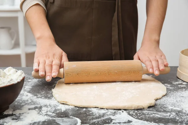 Donna Pasta Rotolante Sul Tavolo Primo Piano — Foto Stock