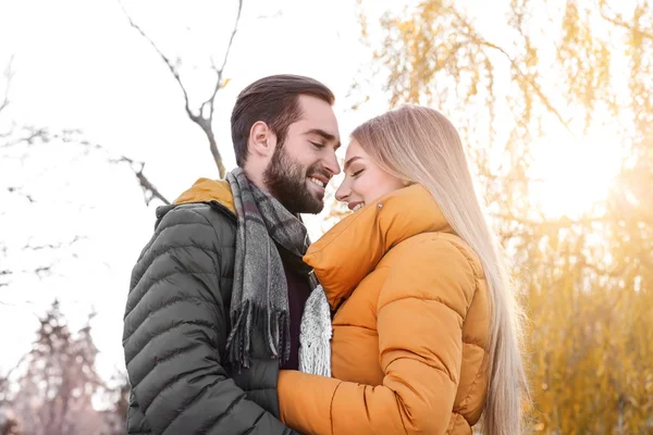 Açık havada Genç romantik çift