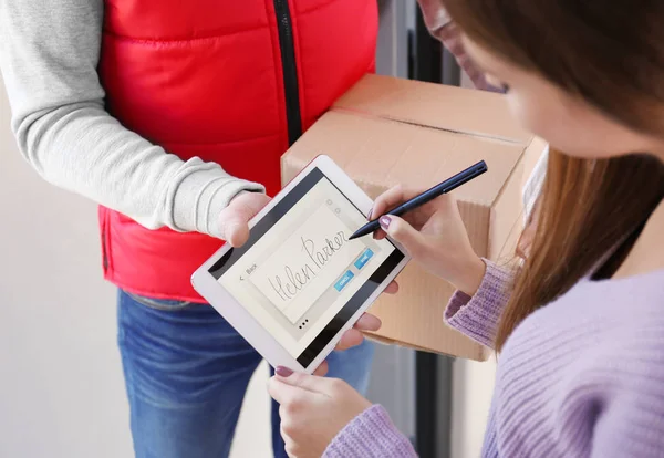 Mulher Assinando Tablet Para Entrega Encomendas Close — Fotografia de Stock