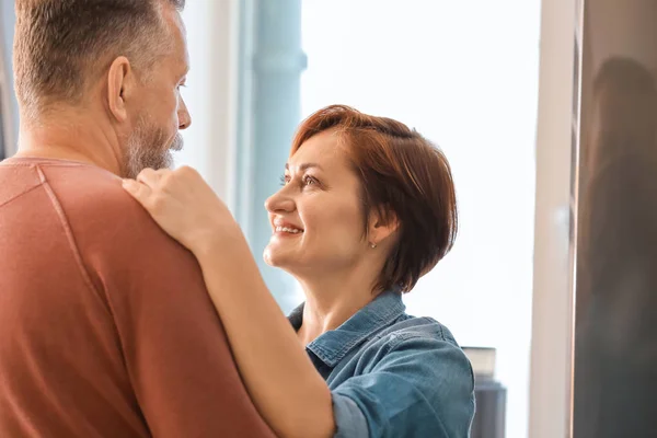 Feliz Pareja Madura Bailando Casa — Foto de Stock