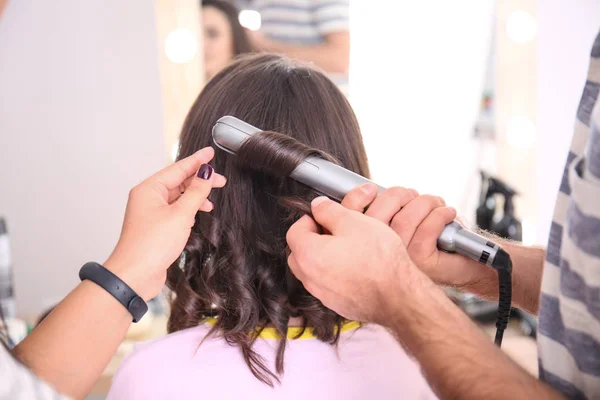 Professioneller Friseur Und Auszubildender Der Mit Dem Kunden Salon Arbeitet — Stockfoto