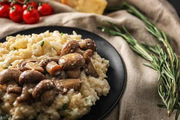 Plattan Med Risotto Och Svamp Bord Närbild — Stockfoto