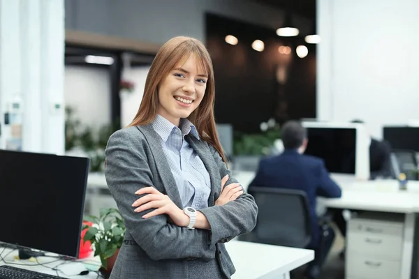 Junge Frau Modernen Büro Kleinunternehmer — Stockfoto