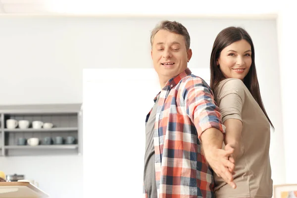 可爱的情侣一起在厨房里跳舞 — 图库照片