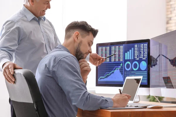 Intermediari Uomini Che Lavorano Ufficio Concetto Trading Finanziario — Foto Stock