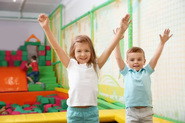 Şirin çocuk eğlence merkezinde oyun