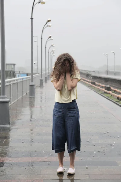 郁闷的年轻女子在雨天户外 — 图库照片